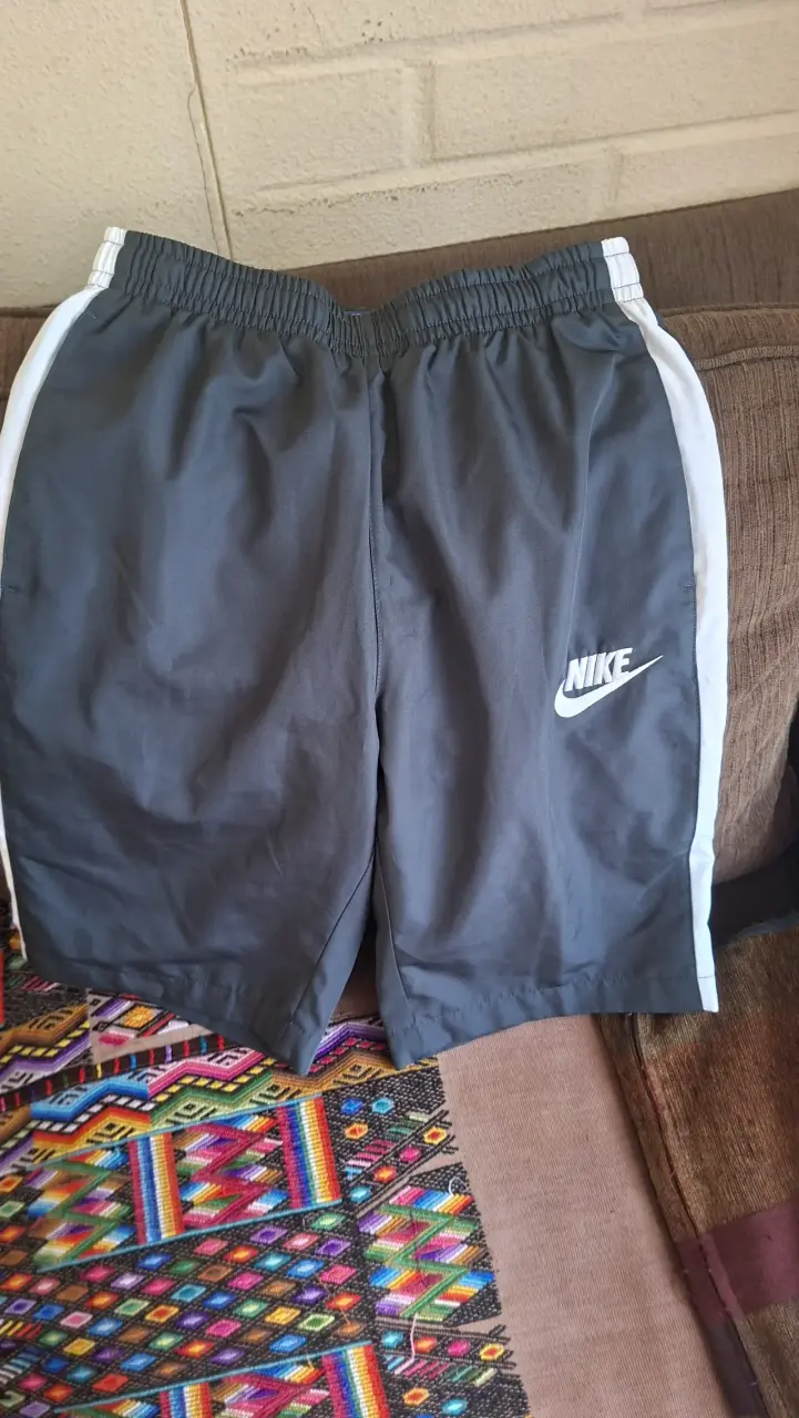 Shorts deportivos Nike grises para hombre - 2
