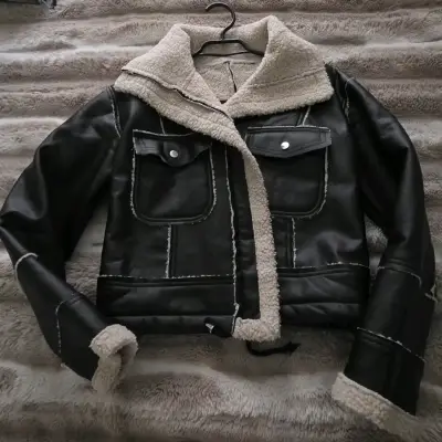 Chaqueta de cuero negra con forro de lana - miniatura 1