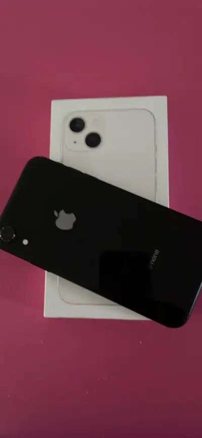iPhone negro en buen estado con caja - miniatura 1