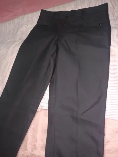 Traje de hombre negro con sombrero y bufanda roja - miniatura 1