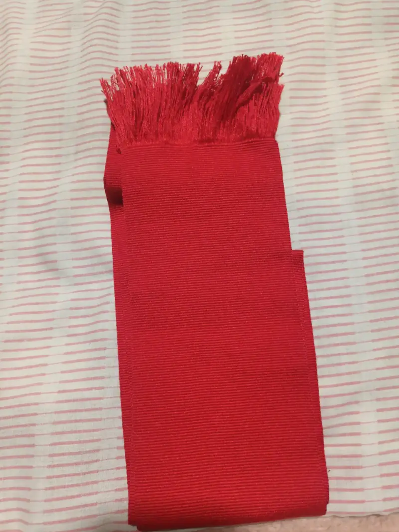 Traje de hombre negro con sombrero y bufanda roja - 2