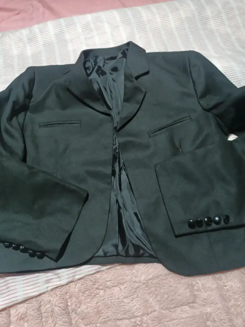 Traje de hombre negro con sombrero y bufanda roja - 3