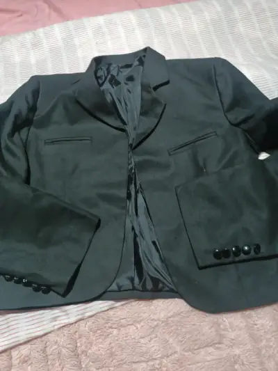 Traje de hombre negro con sombrero y bufanda roja - miniatura 3