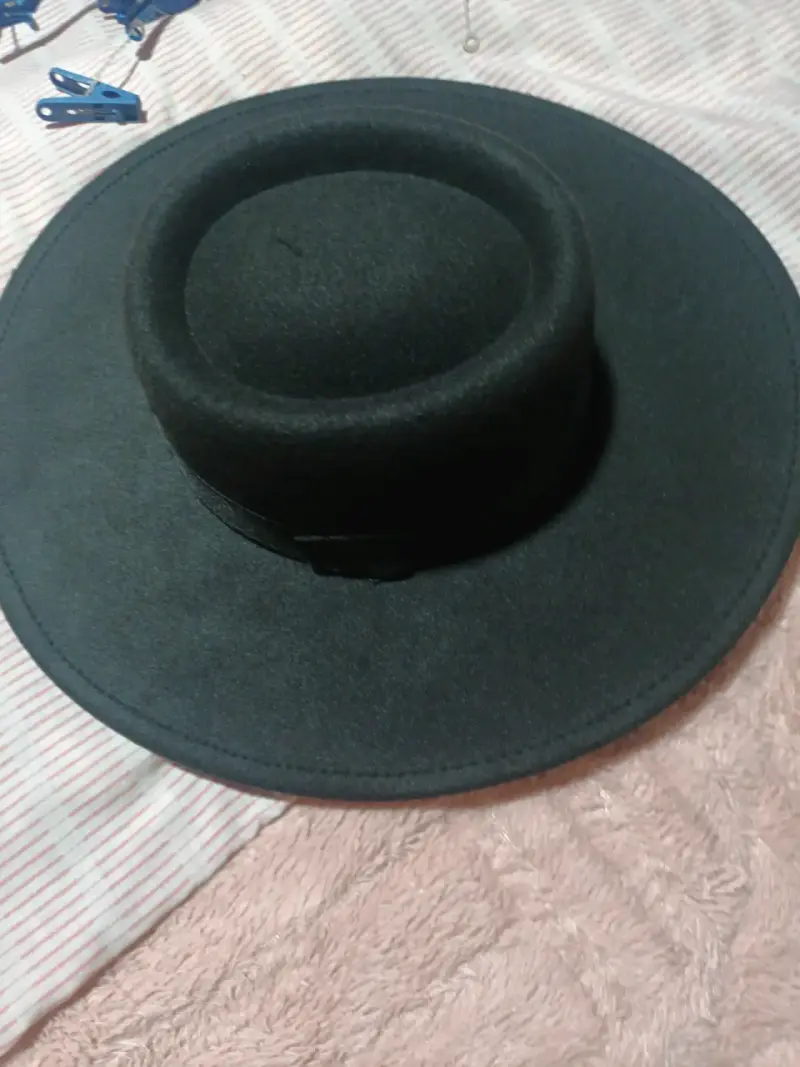 Traje de hombre negro con sombrero y bufanda roja - 4