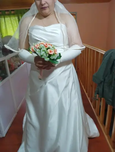 Vestido de novia blanco con velo y guantes - miniatura 1