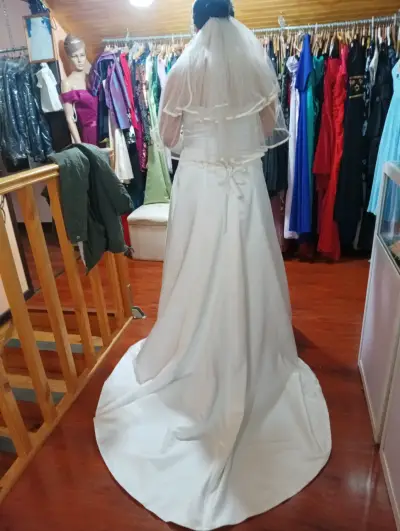 Vestido de novia blanco con velo y guantes - miniatura 2