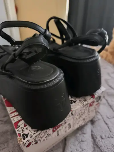 Sandalias negras de plataforma para mujer - miniatura 2