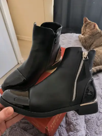 Botines negros de charol con cierre lateral - miniatura 1