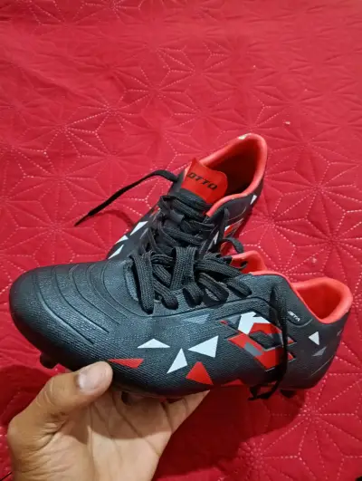 Botines de fútbol Lotto negros y rojos - miniatura 1