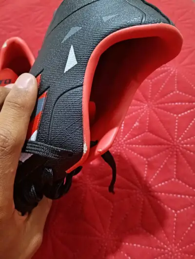 Botines de fútbol Lotto negros y rojos - miniatura 2