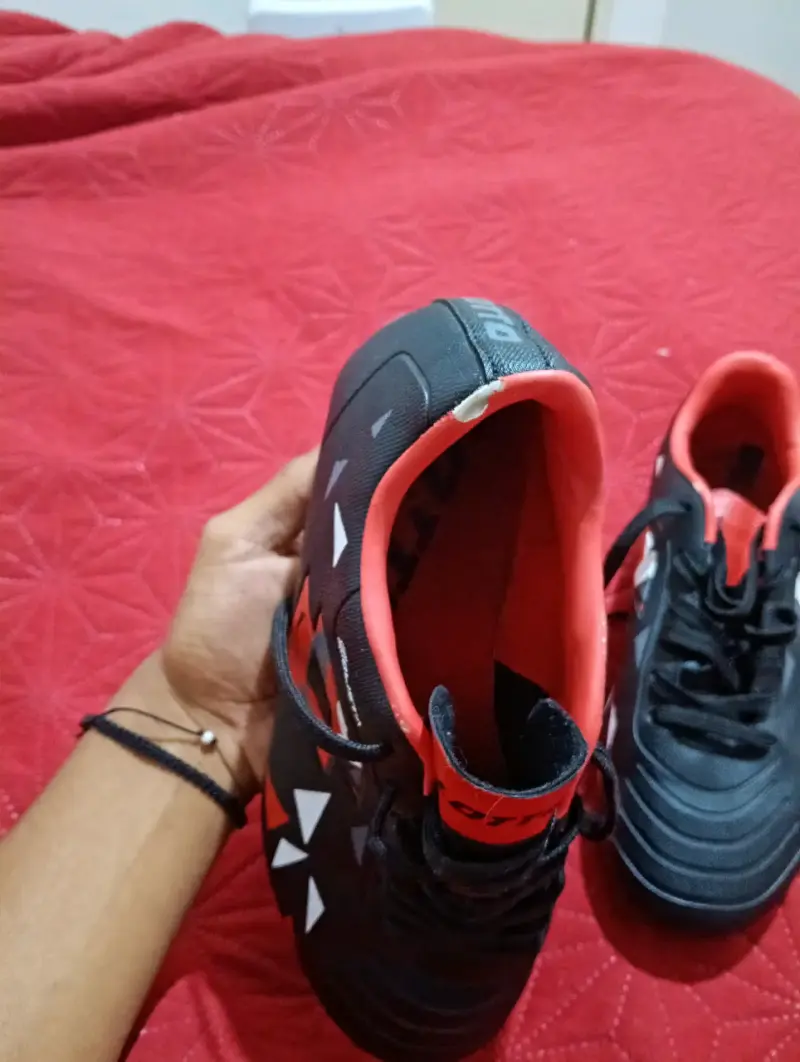 Botines de fútbol Lotto negros y rojos - 3