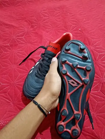 Botines de fútbol Lotto negros y rojos - miniatura 4
