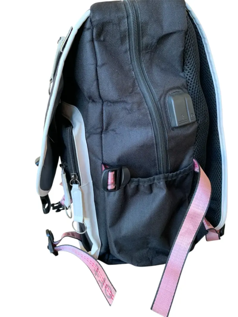 Mochila negra con diseño de Stitch y correas rosadas - 3