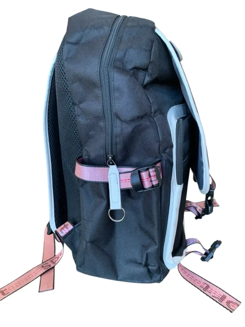 Mochila negra con diseño de Stitch y correas rosadas - 4