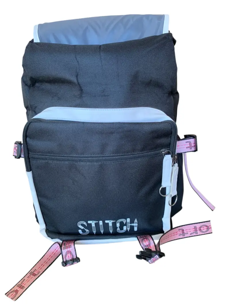 Mochila negra con diseño de Stitch y correas rosadas - 5