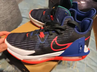 Zapatillas deportivas Nike negras y rojas - miniatura 2