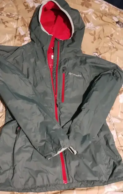 Chaqueta impermeable Columbia verde con capucha - miniatura 1
