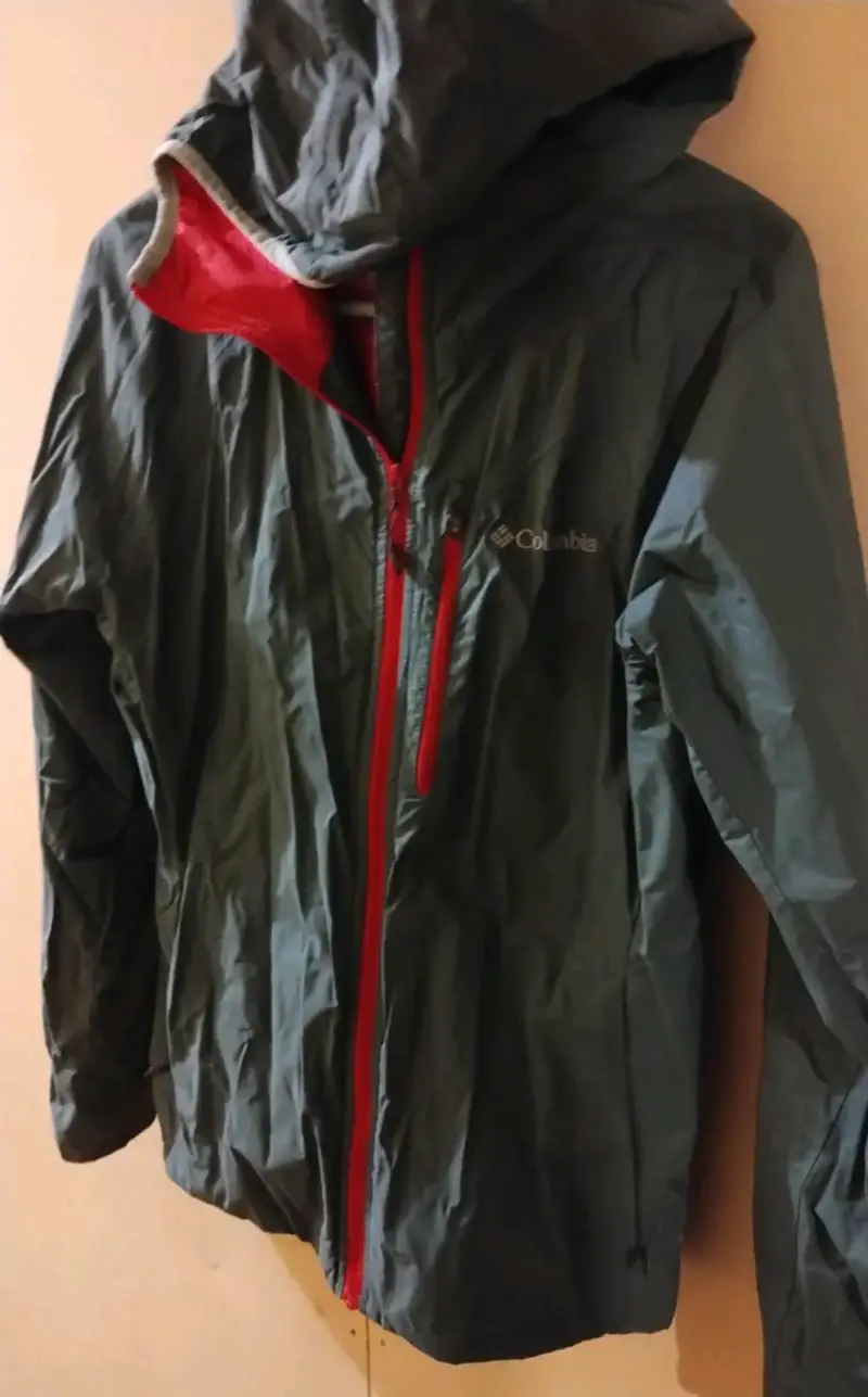 Chaqueta impermeable Columbia verde con capucha - 2