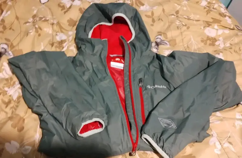 Chaqueta impermeable Columbia verde con capucha - 4