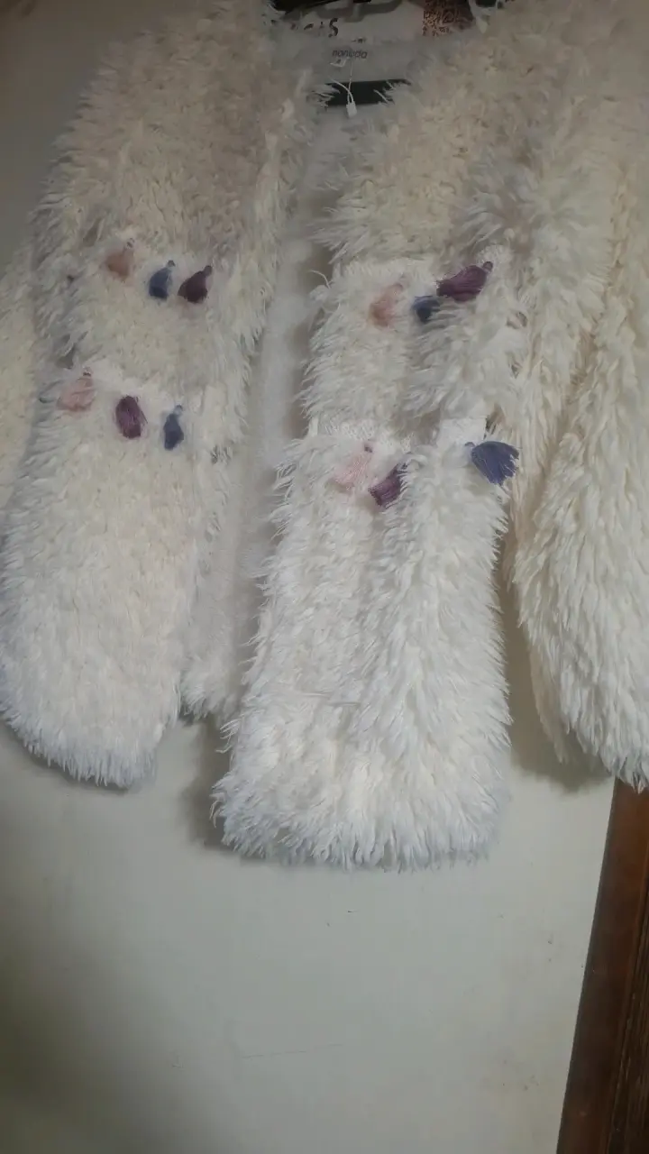 Chaqueta de piel sintética blanca con detalles de colores