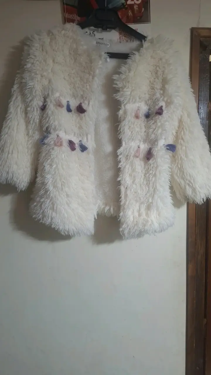 Chaqueta de piel sintética blanca con detalles de colores - 3