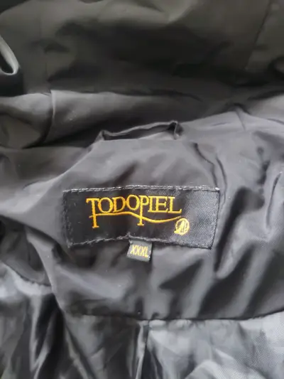 Abrigo negro con capucha de piel sintética - miniatura 6