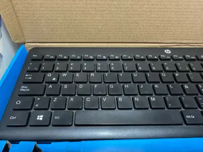 Teclado inalámbrico HP en caja original - miniatura 2
