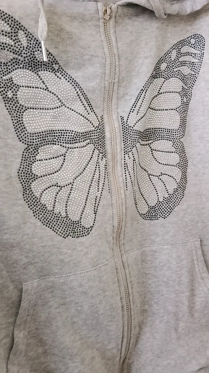 Polerón gris con diseño de mariposa - 1