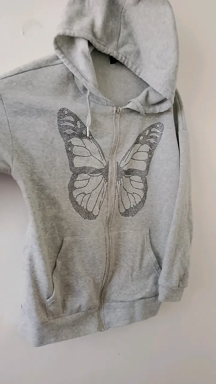 Polerón gris con diseño de mariposa - 2