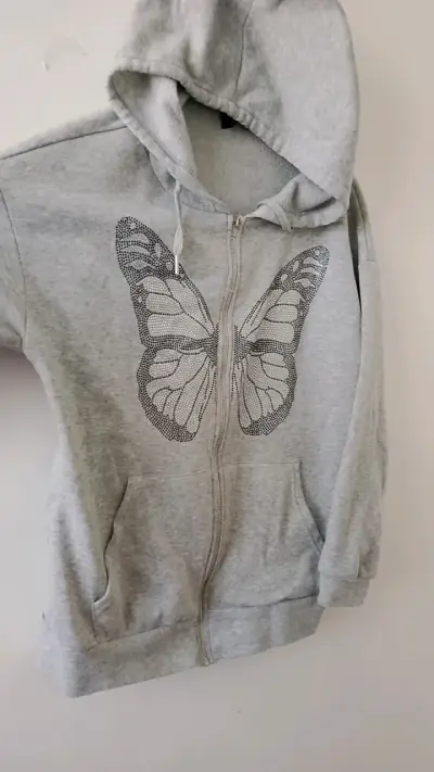 Polerón gris con diseño de mariposa - miniatura 2
