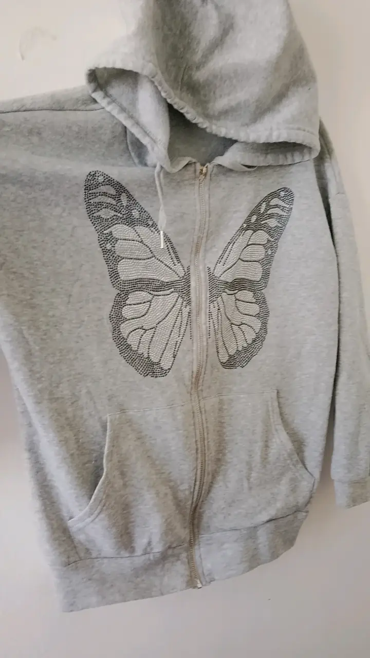 Polerón gris con diseño de mariposa - 3