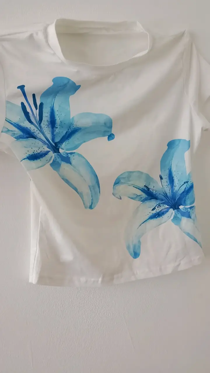 Polera blanca con estampado floral azul - 2