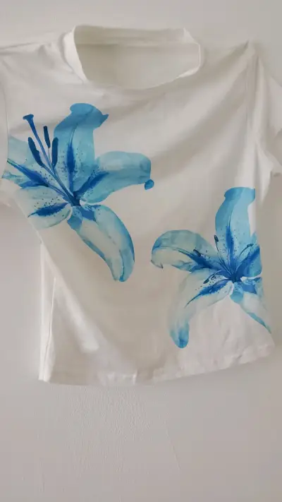 Polera blanca con estampado floral azul - miniatura 2