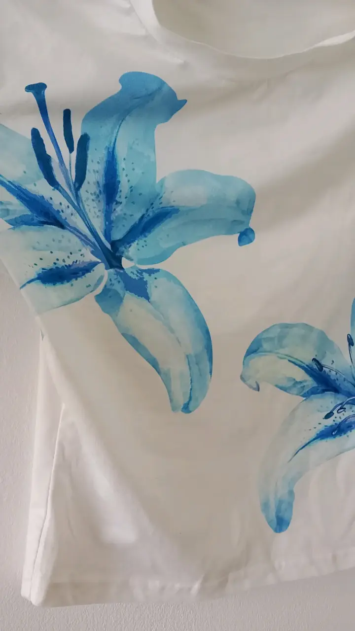 Polera blanca con estampado floral azul - 3