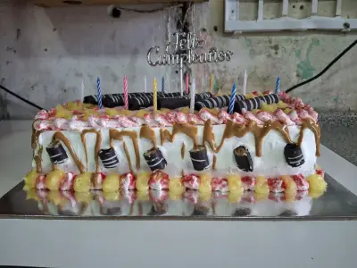 Torta de Cumpleaños Decorada con Velas - miniatura 1