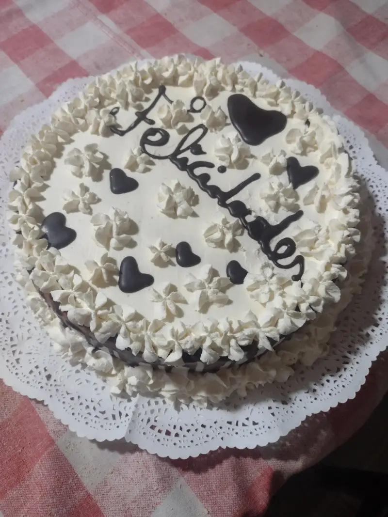 Torta de Cumpleaños Decorada con Velas - 2