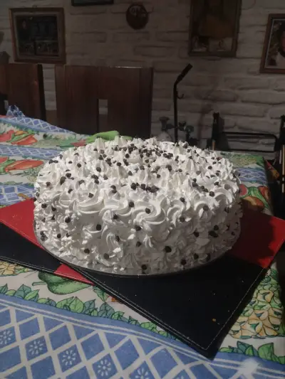 Torta de Cumpleaños Decorada con Velas - miniatura 3