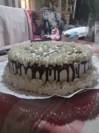 Torta de Cumpleaños Decorada con Velas - miniatura 4
