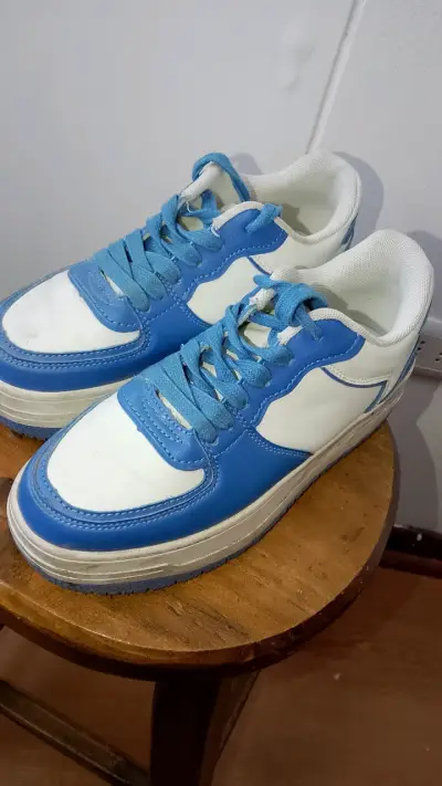 Zapatillas deportivas azul y blanco para hombre - miniatura 1