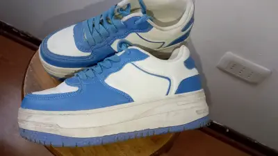 Zapatillas deportivas azul y blanco para hombre - miniatura 2