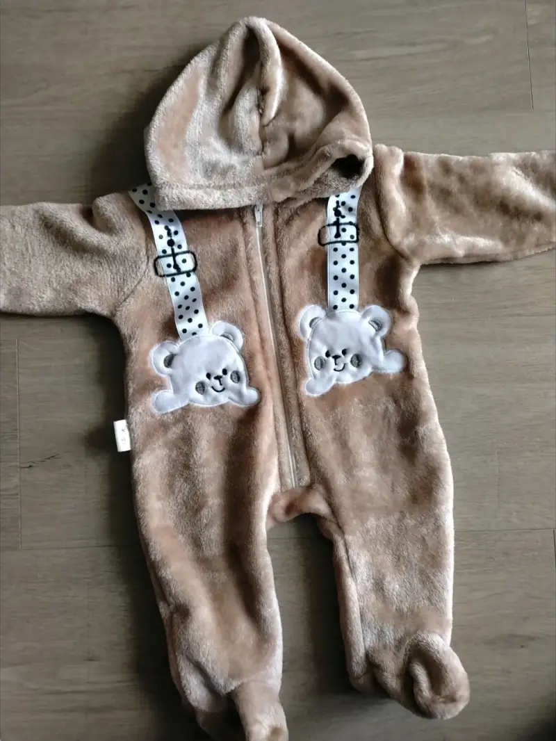 Enterito de bebé con capucha y diseño de ositos