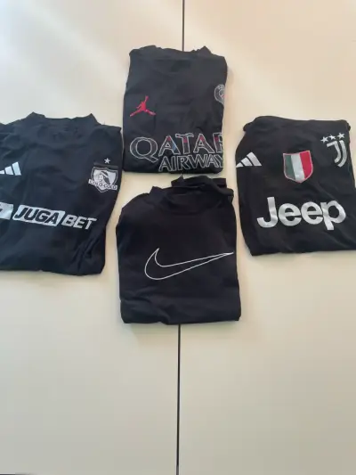 Poleras de fútbol de equipos europeos en negro - miniatura 1