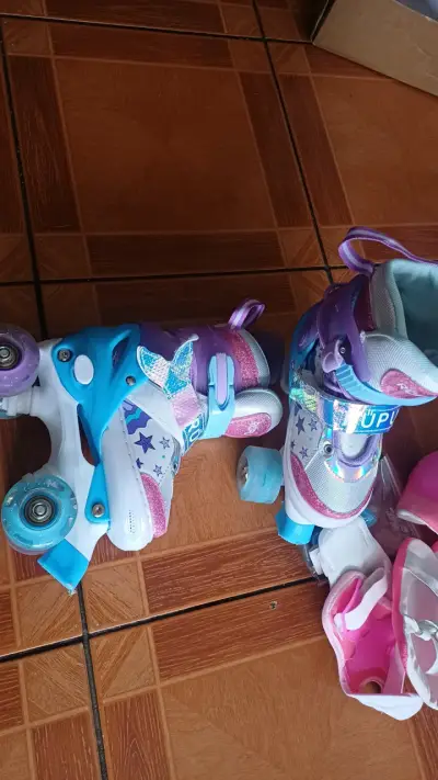 Patines de cuatro ruedas para niña con protecciones - miniatura 1