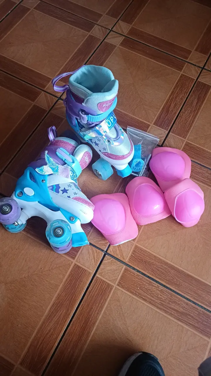 Patines de cuatro ruedas para niña con protecciones - 2