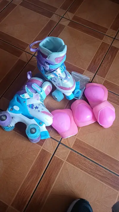 Patines de cuatro ruedas para niña con protecciones - miniatura 2