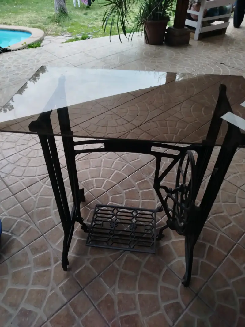 Mesa de vidrio con base de máquina de coser antigua