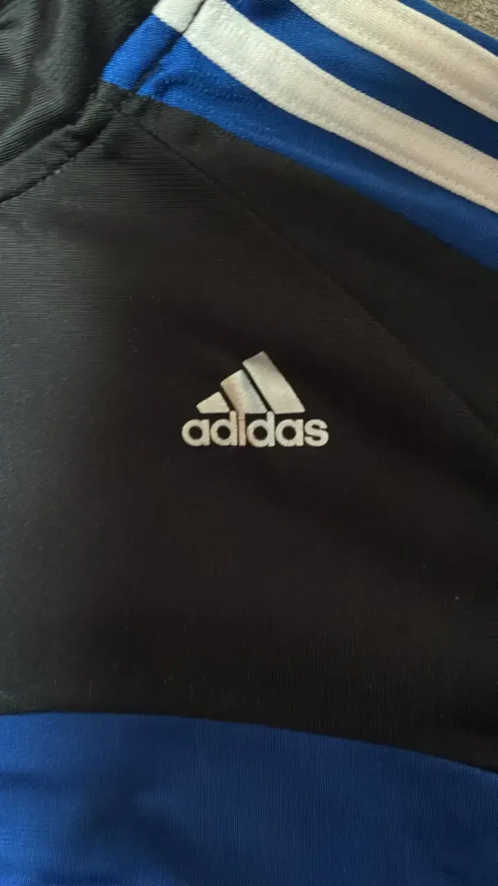 Chaqueta deportiva Adidas negra y azul para niños - 2