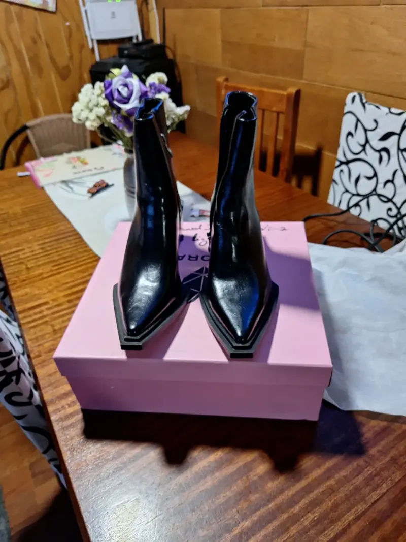 Botines de cuero negro con tacón cuadrado - 2