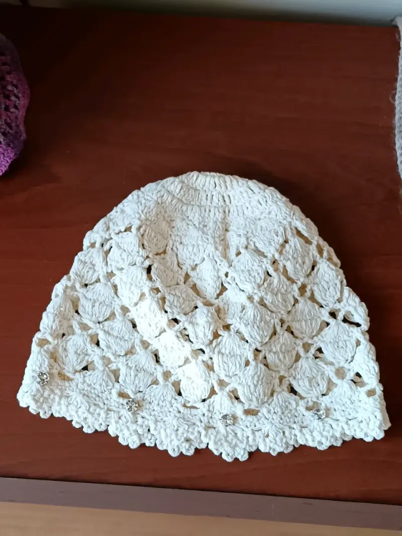 Gorro tejido a crochet blanco con detalles - 1