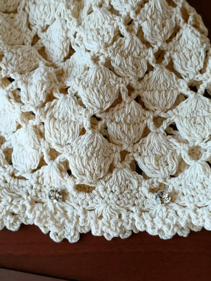 Gorro tejido a crochet blanco con detalles - 2